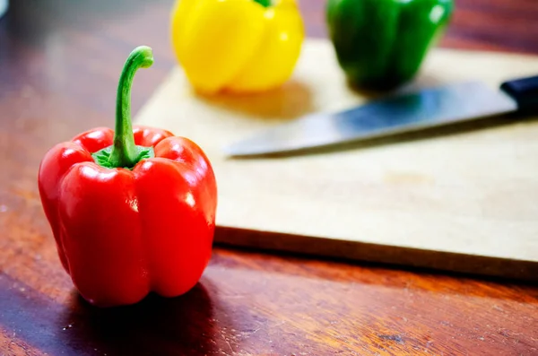 Primer Plano Pimientos Rojos Cocina Concepto Fondos Mesa Madera —  Fotos de Stock