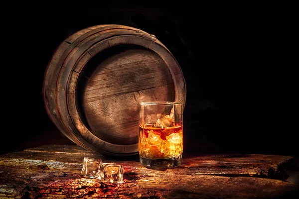 Whisky Ghiaccio Bicchiere Trasparente Accanto Una Botte Quercia Uno Sfondo — Foto Stock