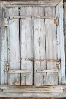 eski ahşap bir evin penceresine tahtalı. ahşap doku