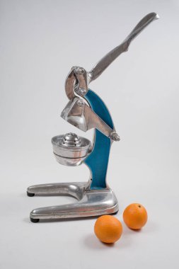 Beyaz arka plan izole iki portakal ile narenciye için mekanik metal suyu çıkarıcı