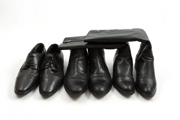 Ανδρικά και γυναικεία μαύρα παπούτσια απομονωμένα, λευκό φόντο — Φωτογραφία Αρχείου