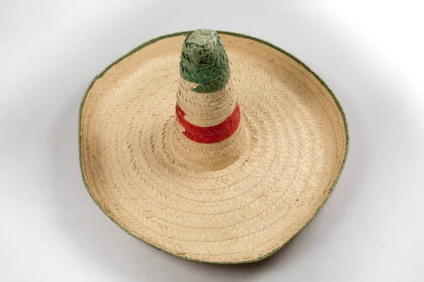 Il cappello sombrero messicano di paglia su sfondo bianco isolato — Foto Stock