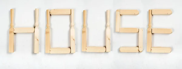 La palabra "casa" escrita en letras de barras de madera — Foto de Stock