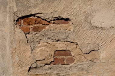 evlerin yakın çekim tuğla duvarlarında eski eski eski eski hasarlı alçı