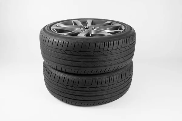 Isolierte Reifen und Räder für das Auto auf weißem Hintergrund — Stockfoto