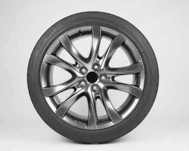 beyaz arka plan üzerinde araba için izole lastikler ve tekerlekler