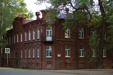 19. yüzyılın eski kırmızı taş bina gün batımında Rus il kasabasında.küçük rus kasabaları ölüyor kavramı