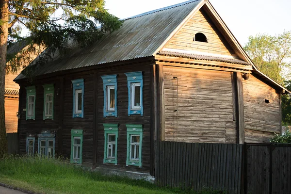 Altes Haus Mit Farbfenster Russischer Provinzstadt Bei Sonnenuntergang Konzept Des — Stockfoto