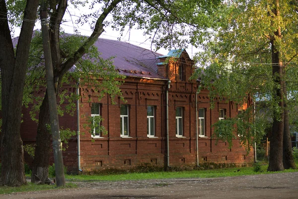 Gammalt Rött Stenhus Den Ryska Provinsstaden Vid Solnedgången — Stockfoto