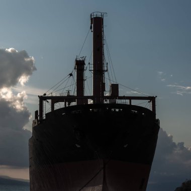 gün batımında Karadeniz sahiline fırlatılan büyük bir terk edilmiş gemi