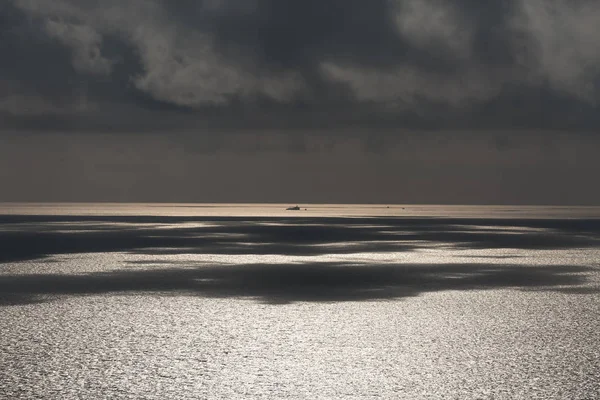 Sonnenuntergang Schwarzen Meer Grauen Wolken Schiffssilhouette Horizont — Stockfoto