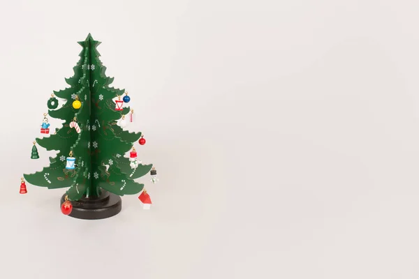 Juguete Árbol Navidad Verde Madera Con Pequeños Juguetes Sobre Fondo — Foto de Stock