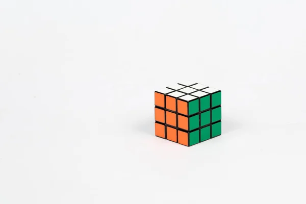 Compuesto Cubo Rubik Fondo Blanco Blanco Verde Lados Anaranjados — Foto de Stock