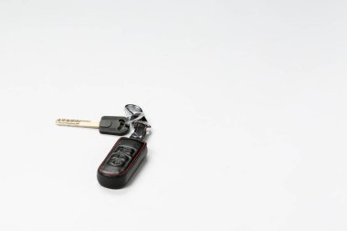 Beyaz arka planda siyah deri anahtarlık closeup ile araba anahtarı. kadınlar için güzel bir hediye 