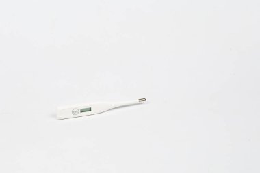 Beyaz arka plan üzerinde izole sıcaklık ölçümü için termometre