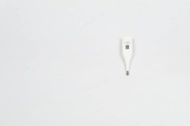 Beyaz arka plan üzerinde izole sıcaklık ölçümü için termometre