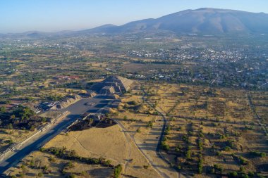Meksika 'nın Teotihuacan Güneş ve Ay Piramitlerinin güzel hava manzarası
