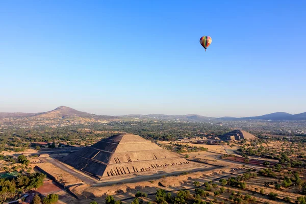 Meksika 'daki Teotihuacan Güneş ve Ay piramitleri üzerinde açık mavi gökyüzünde sıcak hava balonu. Hava görünümü 