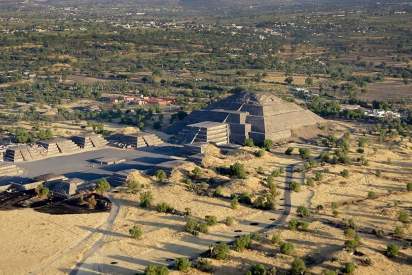 Meksika 'nın Teotihuacan Güneş ve Ay Piramitlerinin güzel hava manzarası