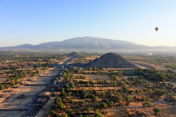 Meksika 'daki Teotihuacan Güneş ve Ay piramitleri üzerinde açık mavi gökyüzünde sıcak hava balonu. Hava görünümü 