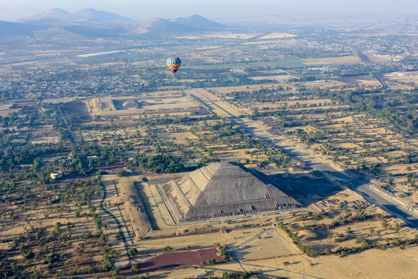 Meksika 'daki Teotihuacan Güneş ve Ay piramitleri üzerinde açık mavi gökyüzünde sıcak hava balonu. Hava görünümü