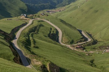 Derin vadisi olan dağ manzarası. Dağlar, yeşil geçit. Güzel tepeleri ve kayaları olan resim gibi bir manzara. Alışılmadık rahatlamaya renkli görünüm