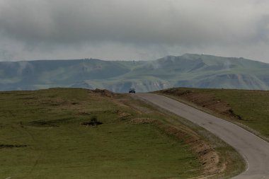 Derin vadisi olan dağ manzarası. Dağlar, yeşil geçit. Güzel tepeleri ve kayaları olan resim gibi bir manzara. Alışılmadık rahatlamaya renkli görünüm