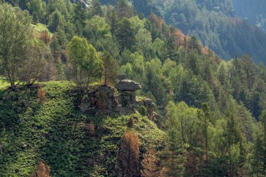 Derin vadisi olan dağ manzarası. Dağlar, yeşil geçit. Güzel tepeleri ve kayaları olan resim gibi bir manzara. Olağandışı rahatlamaya renkli bir bakış açısı. Kafkasya Dağı