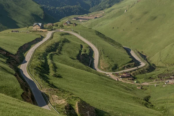 Derin vadisi olan dağ manzarası. Dağlar, yeşil geçit. Güzel tepeleri ve kayaları olan resim gibi bir manzara. Alışılmadık rahatlamaya renkli görünüm