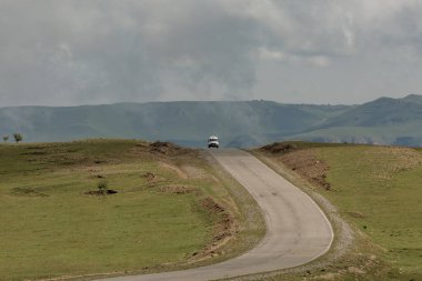 Derin vadisi olan dağ manzarası. Dağlar, yeşil geçit. Güzel tepeleri ve kayaları olan resim gibi bir manzara. Olağandışı rahatlamaya renkli bir bakış açısı. Kafkasya Dağı