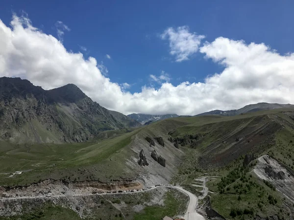 Derin vadisi olan dağ manzarası. Dağlar, yeşil geçit. Güzel tepeleri ve kayaları olan resim gibi bir manzara. Olağandışı rahatlamaya renkli bir bakış açısı. Kafkasya Dağı