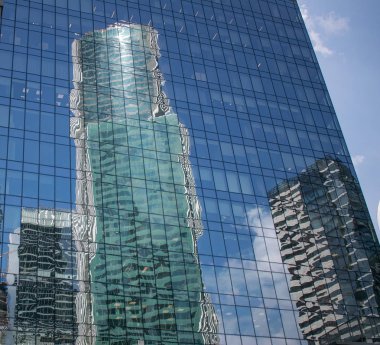   başka bir binada binaların yansımaları