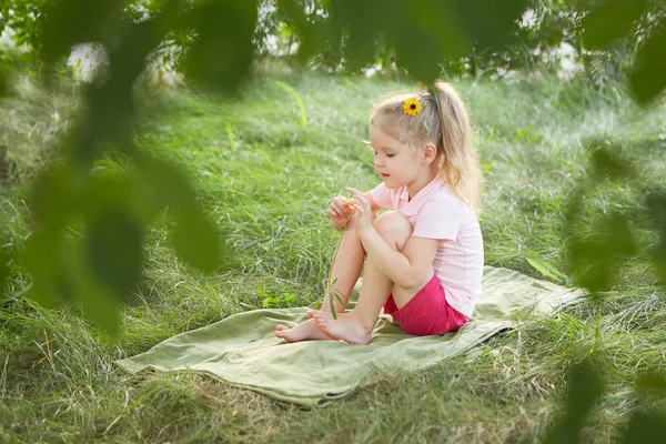 Gelukkig Meisje Zittend Het Gras Met Een Bloem Dromerige Zomer — Stockfoto