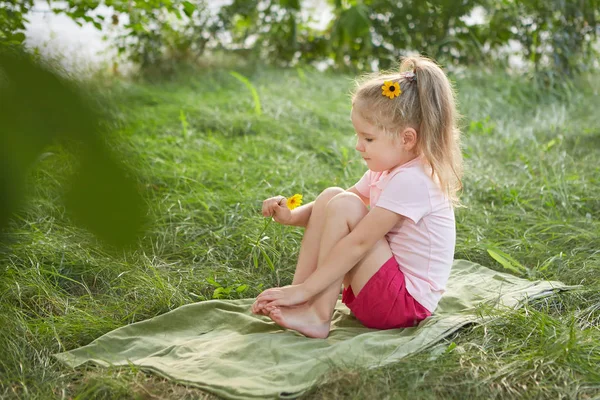 Piccola Ragazza Felice Seduta Sull Erba Con Fiore Sognante Estate — Foto Stock