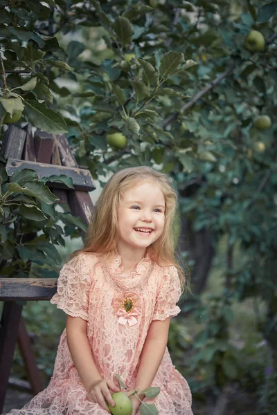 Elma Bahçesinde Güzel Küçük Kız Bahçe Bir Merdiven Üzerinde Oturur — Stok fotoğraf