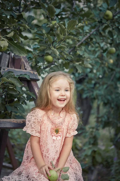 美丽的小女孩在苹果园 坐在花园的楼梯上 快乐童年 — 图库照片