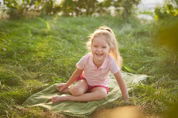 Маленька Щаслива Дівчинка Сидить Траві Мрійливо Влітку Саду — стокове фото