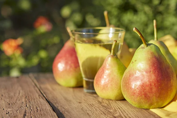 Birnen Und Apfelwein Glas Reife Frische Birnen Auf Holztisch Auf — Stockfoto