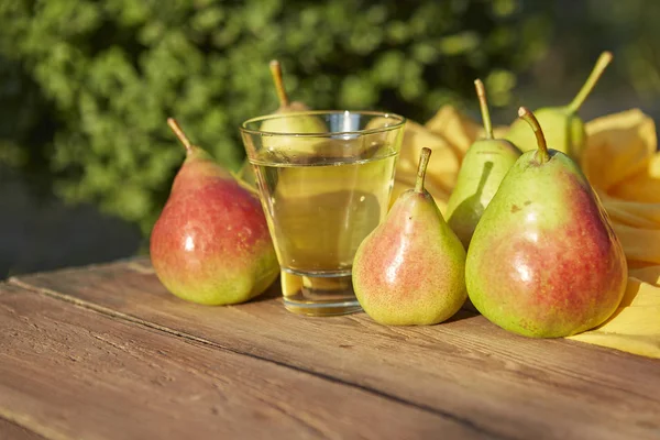 Peren Cider Een Glas Rijpe Verse Peren Houten Tafel Achtergrond — Stockfoto