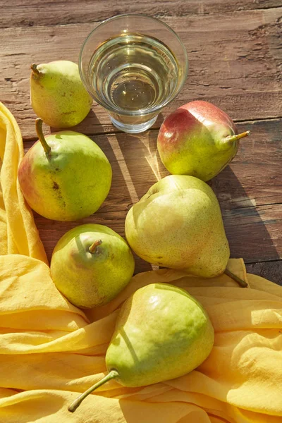 Peren Cider Een Glas Rijpe Verse Peren Houten Tafel Achtergrond — Stockfoto