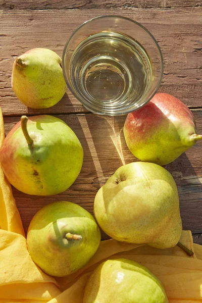 Peren Cider Een Glas Rijpe Verse Peren Houten Tafel Achtergrond — Stockfoto