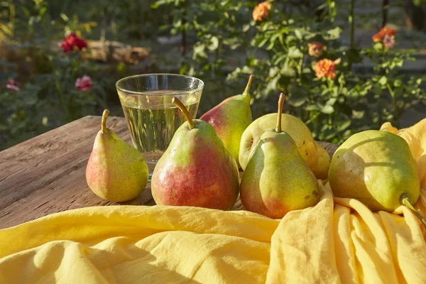 梨とガラスのサイダー 熟した新鮮な梨 自然の背景に 木製のテーブルの上 — ストック写真