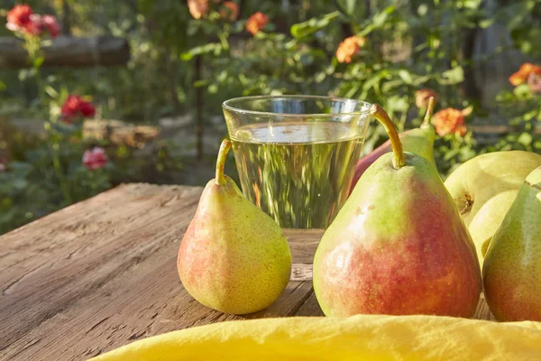 Peren Cider Een Glas Rijpe Verse Peren Houten Tafel Achtergrond — Stockfoto