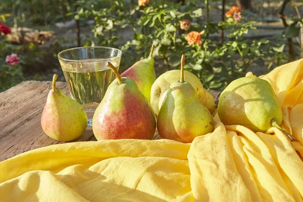 Birnen Und Apfelwein Glas Reife Frische Birnen Auf Holztisch Auf — Stockfoto