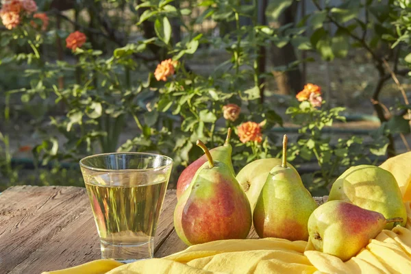 Birnen Und Apfelwein Glas Reife Frische Birnen Auf Holztisch Auf — Stockfoto