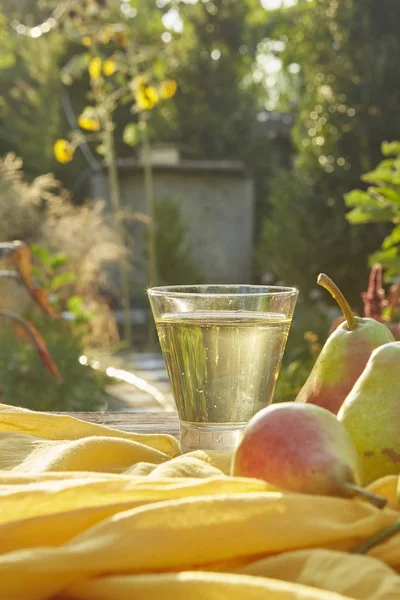 梨とガラスのサイダー 熟した新鮮な梨 自然の背景に 木製のテーブルの上 — ストック写真