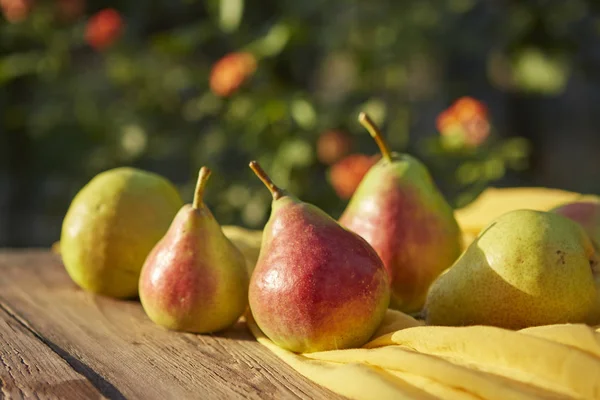 熟した新鮮な梨 自然の背景に 木製のテーブルの上 — ストック写真