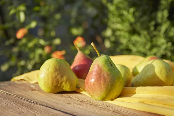 Peren Rijpe Verse Peren Houten Tafel Achtergrond Van Natuur — Stockfoto