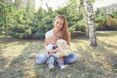 Mutlu güzel anne ve bebek kızı veya oğlu