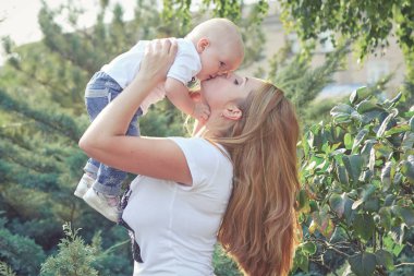 Mutlu güzel anne ve bebek kızı veya oğlu